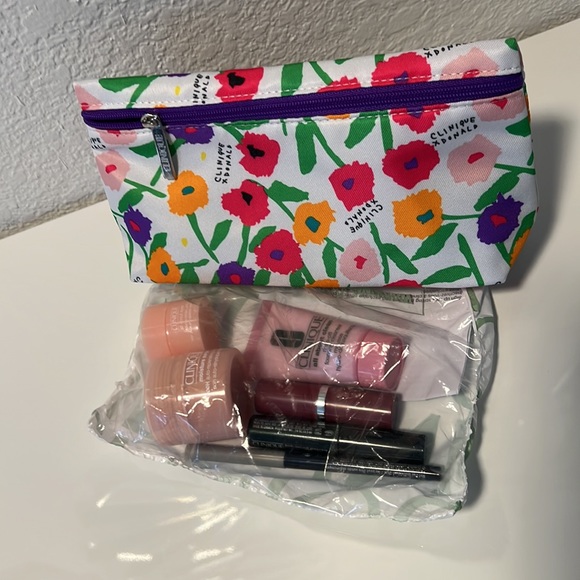 Clinique Other - CLINQUE Make up bag with some make up Together
